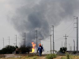 Un trabajador de Pemex camina en el perímetro de las instalaciones de la refinería. EFE  /