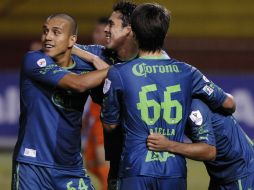 Jugadores de Santos Laguna celebran una de las anotaciones del partido. XINHUA  /