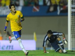 Neymar celebra su ''gol salvador'' anotado en el último minuto, al cobrar un penalti. EFE  /