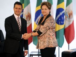 Rousseff recibió al mandatario electo  de México y posaron para los fotógrafos y cámaras de televisión. AFP  /