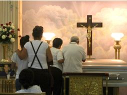 Familiares de Armando se despiden durante el funeral. AFP  /
