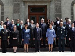 Felipe Calderón y los asistentes a la firma del documento en el Castillo de Chapultepec. EL UNIVERSAL  /