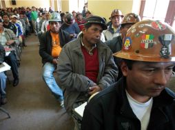 Mineros bolivianos se reúnen para analizar la problemática sobre la mina de estaño y zinc Colquiri. EFE  /