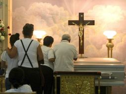 Imagen de familiares de una de las víctimas durante velorio. AFP  /
