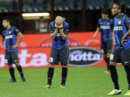 Estebán Cambiansso lamenta las fallas del Inter durante el partido. EFE  /