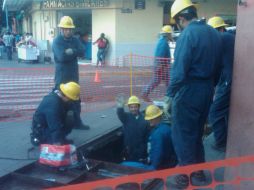 Trabajadores de la CFE informaron que sí avisaron a locatarios y vecinos.  /