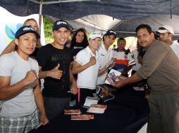 Los boxeadores de la cartelera dieron autografos en un presentación. NTX  /