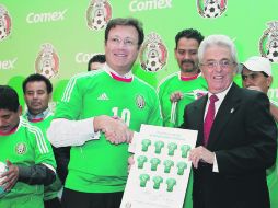 El aficionado número 12. Justino Compeán (derecha) le da la bienvenida al nuevo patrocinador de la FMF, Comex. NTX  /
