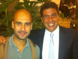 Elías Ayub (d) publicó en su cuenta de Twitter una foto de la llegada de Josep Guardiola (i). Imagen de @arturoelias. ESPECIAL  /