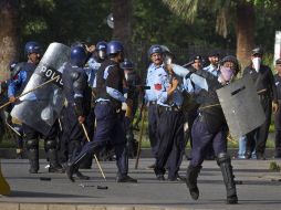 Los manifestantes en Pakistán chocan con la policía local durante las manifestaciones. APAP  /
