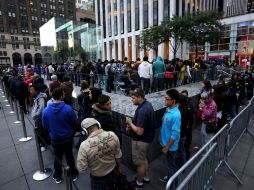 El iPhone 5 se puso a la venta hoy en nueve países, con el precedente récord de que ayer, se reservaron dos millones de unidades. EFE  /
