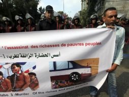 Un manifestante egipcio protesta frente a la embajada francesa de Giza, Egipto. EFE  /