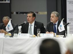 El Presidente de la Industria Maquiladora y de Exportación, Luis Aguirre Lang (2i).  /