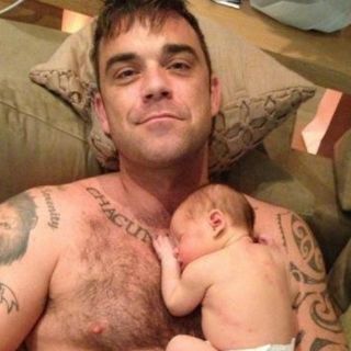 Robbie Williams presume foto en la que aparece con su hija