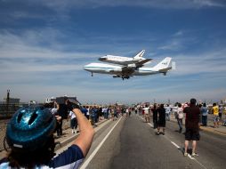 Personas observan la llegada del Endeavour al aeropuerto de Los Ángeles. REUTERS  /