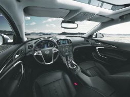 AMPLITUD. Este coche cuenta con buen espacio para cuatro personas y un equipamiento completo.  /