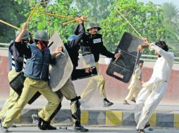Peshawar. En esta ciudad de Pakistán los policías disolvieron las protestas a palos, e incluso usaron armas. EFE  /