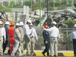 Equipo de la PGR especialistas en distintas áreas, revisan la zona donde se suscitó el siniestro para recabar pruebas. EL UNIVERSAL  /