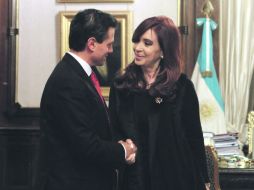 Concilian. Enrique Peña Nieto y Cristina Fernández mostraron apertura para solucionar el conflicto automotriz. AFP  /