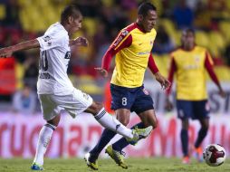 El jugador felino Carlos Salcido  (izquierda) disputa el balón con Aldo Leao. MEXSPORT  /