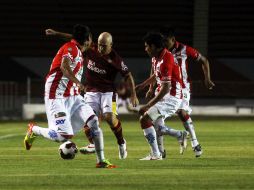 Rodrigo Pony Ruiz disputa el balón ante la defensa necaxista.  /