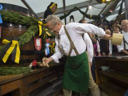 El alcalde de Munich fue el encargado de abrir el primer barril. AP  /