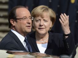 La canciller alemana Angela Merkel y el presidente francés François Hollande exaltaron la amistad francoalemana. AP  /