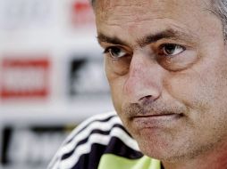 José Mourinho en rueda de prensa posterior al último entrenamiento del equipo previo al partido del domingo. EFE  /