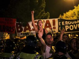 Residentes participan en una protesta contra las medidas de austeridad adoptadas por el gobierno. EFE  /