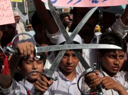 Las protestas contra el fime continúan, como esta, protagonizada por estudiantes en Lahore, Pakistán. EFE  /