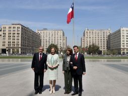 Sebastián Piñera posa con Enrique Peña Nieto, y sus respectivas esposas. EFE  /