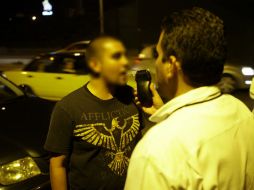 Más de 10 elementos de Vialidad aplican el examen de alcoholimetría a los automovilistas.  /