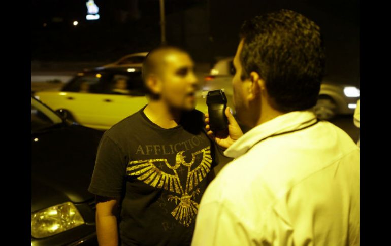 Más de 10 elementos de Vialidad aplican el examen de alcoholimetría a los automovilistas.  /