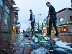 Vista general de una calle del pueblo de Haren, al norte de Holanda, tras la fiesta de cumpleaños. EFE  /