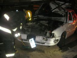 Bomberos tapatíos arribaron al lugar para realizar la limpieza del lugar, pues habìa derrame de aceite.  /