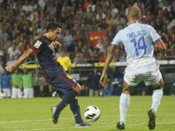 Xavi (izq) dispara para anotar el primer gol del Barcelona. REUTERS  /