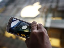 Un Samsung Galaxy toma una fotografía del logo de Apple. REUTERS  /