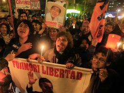 Partidarios del ex presidente expresan su apoyo con letreros y velas afuera de la clínica donde está internado. REUTERS  /