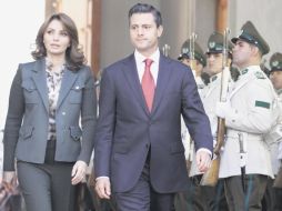 Postal de la gira. Enrique Peña Nieto y su esposa, Angélica Rivera, caminan pon las calles de Santiago, Chile. EL UNIVERSAL  /