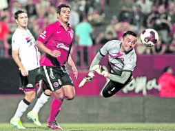 Miguel Pinto salvó varias ocasiones de gol durante el partido, pero una mala salida impidió que Atlas ganara. XINHUA  /