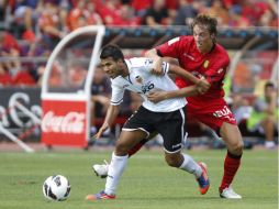 Tomas Pina del Mallorca y Jonathan Viera del Valencia se disputan la pelota durante el partido. REUTERS  /
