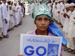 Un niño sostiene una pancarta mientras manifestantes protestan contra el vídeo. EFE  /