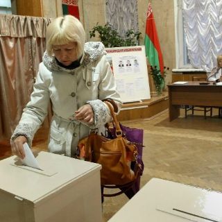 En Bielorrusia cierran jornada electoral marcada por boicot opositor