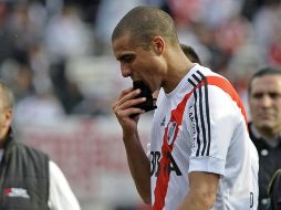 David Trezeguet sale triste luego de la derrota del River Plate ante Racing. AFP  /