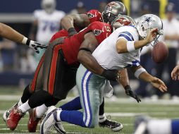 Tony Romo (der) sufrió mucho con la defensiva de los Bucaneros. AP  /