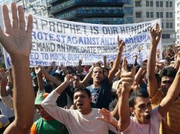 Letreros en inglés criticaban la película y pedían a Estados Unidos que colgara a su realizador. EFE  /