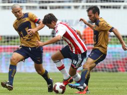 Verón y Chiapas tratan de despojar del balón al 'Cubo' Torres. MEXSPORT  /