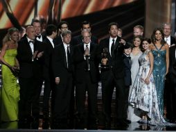 Productores y elenco de ''Modern Family'', la mejor serie de comedia para los premios Emmy. REUTERS  /