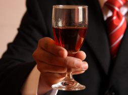 Las bebidas embriagantes tienen cierta cantidad de calorías y causan un descontrol de la glucosa. ESPECIAL ID  /