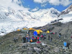 Varias personas permanecieron en el campamento después del derrumbe que dejó sin vida a sus compañeros. EFE  /